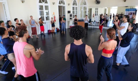 Grupos de dança realizam troca artística no Teatro da Instalação em Manaus