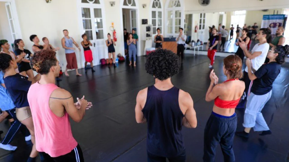Grupos de dança realizam troca artística no Teatro da Instalação em Manaus