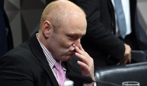 Sob acusação de calúnia, Bolsonaro entra com queixa-crime contra hacker