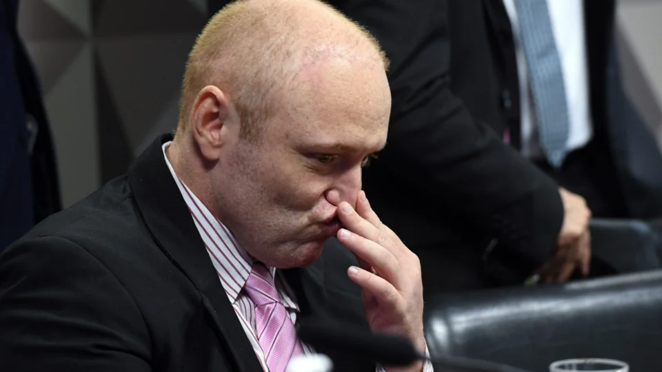 Sob acusação de calúnia, Bolsonaro entra com queixa-crime contra hacker