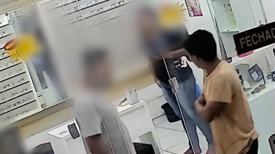 VÍDEO: homem é preso por mostrar genitália para atendente de ótica em Manaus