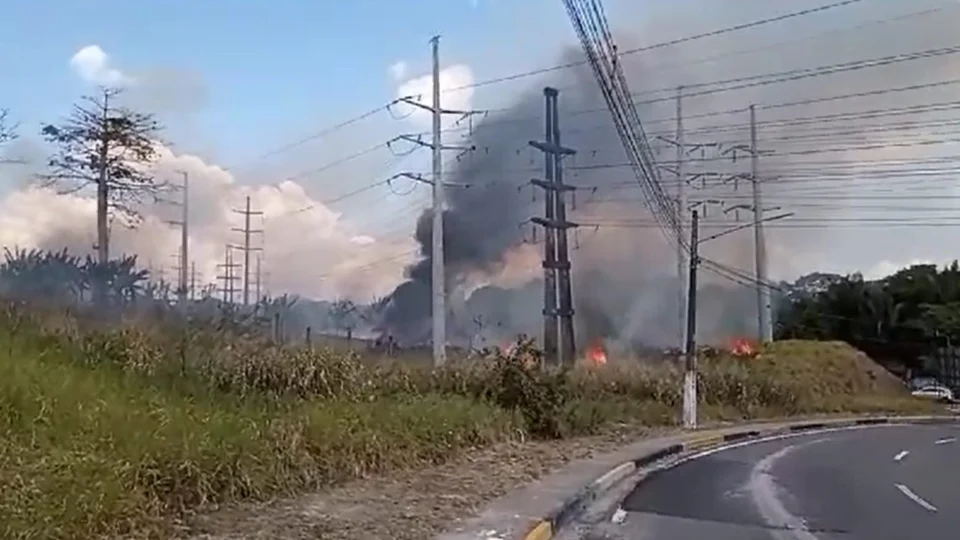 VÍDEO: incêndio em vegetação é registrado na avenida das Torres, em Manaus