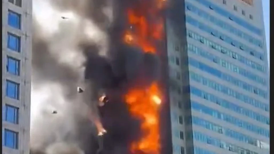 Vídeo: incêndio atinge e destrói prédio do Banco Ping An na China