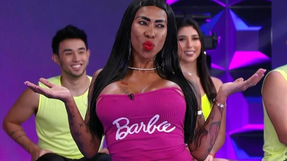 Inês Brasil faz topless em programa do SBT e choca Patrícia Abravanel