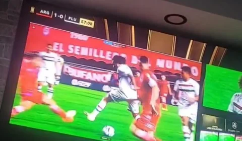 Imagem forte: jogador sofre lesão assustadora em lance de Argentinos Juniors x Fluminense