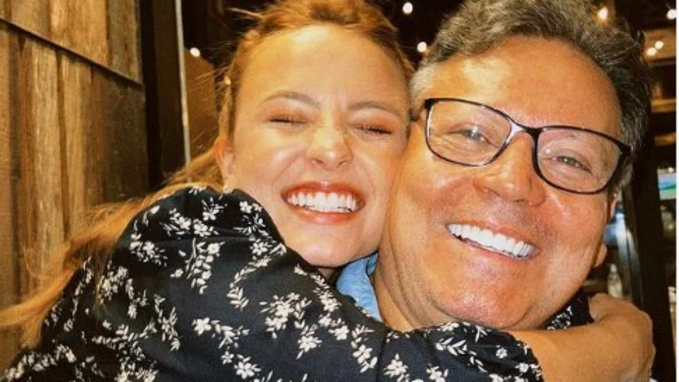 Pai de Larissa Manoela não soube administrar carreira da filha, diz fonte