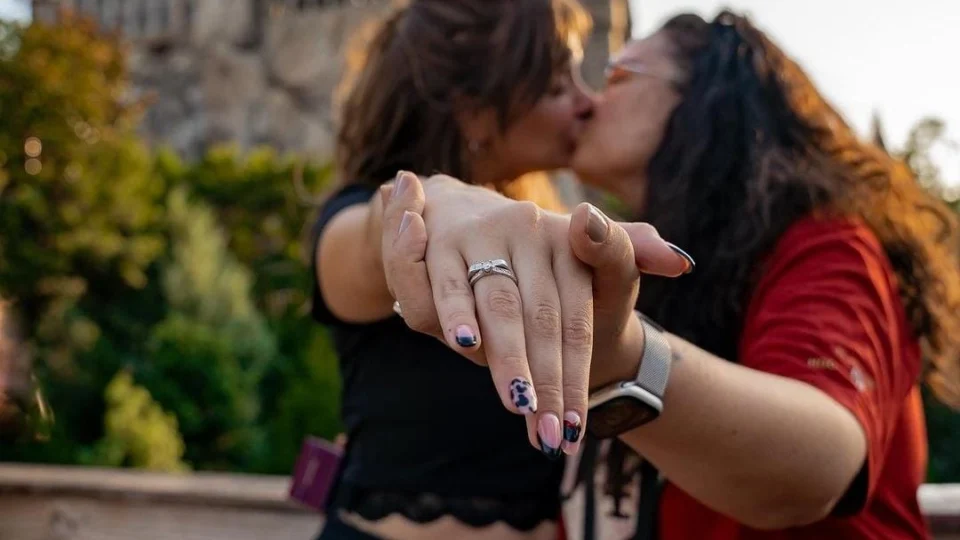 Luiza Martins pede a ‘mão’ da ex-bbb Marcela nos EUA: ‘te amo, minha NOIVA’