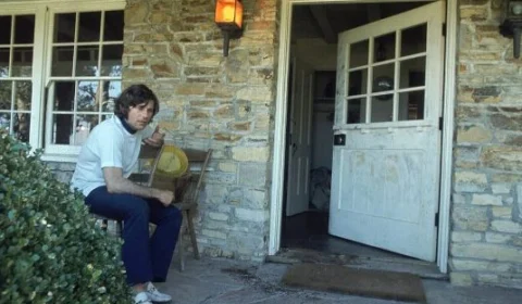 Porta de casa de atriz assassinada por seita no final dos anos 60 é leiloada