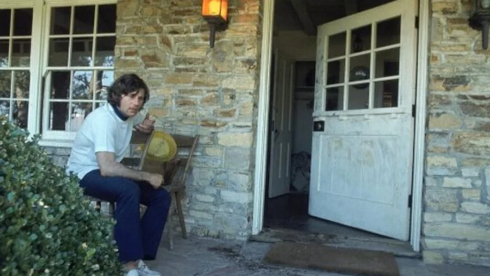 Porta de casa de atriz assassinada por seita no final dos anos 60 é leiloada