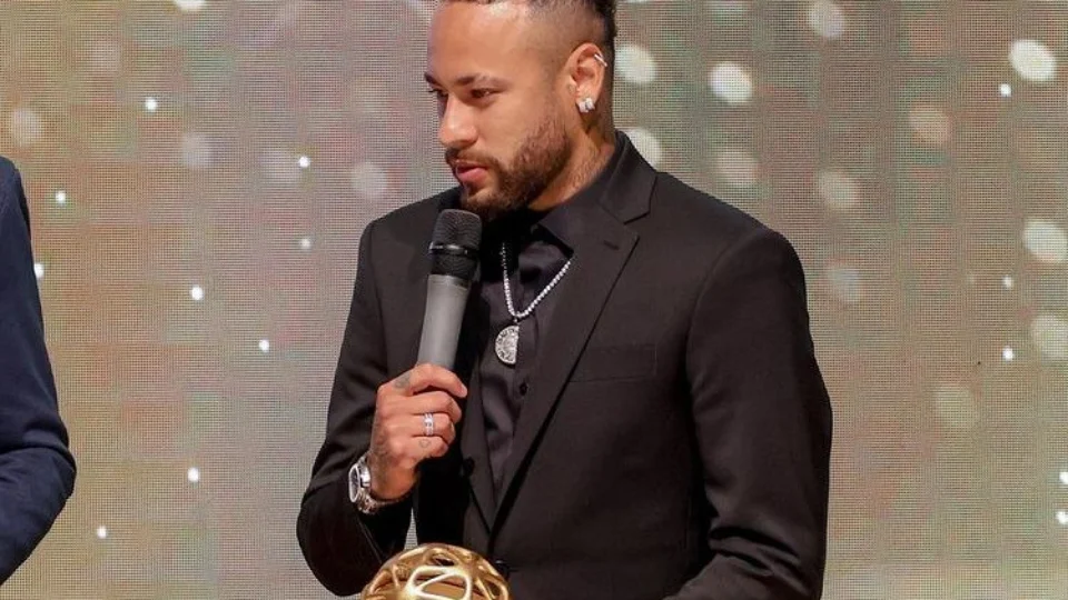 Neymar informa PSG que quer deixar o clube neste mês, diz jornal francês