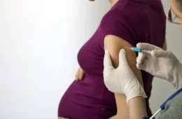 Pfizer: nova vacina pode proteger bebês e idosos contra a bronquiolite