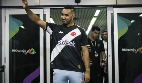 Milhares de torcedores do Vasco recebem Payet no Aeroporto do RJ