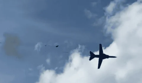 Vídeo: pilotos se ejetam antes de avião de cair em lago durante show nos EUA