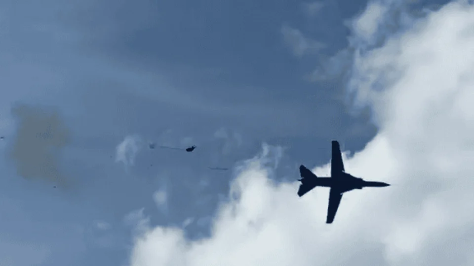 Vídeo: pilotos se ejetam antes de avião de cair em lago durante show nos EUA