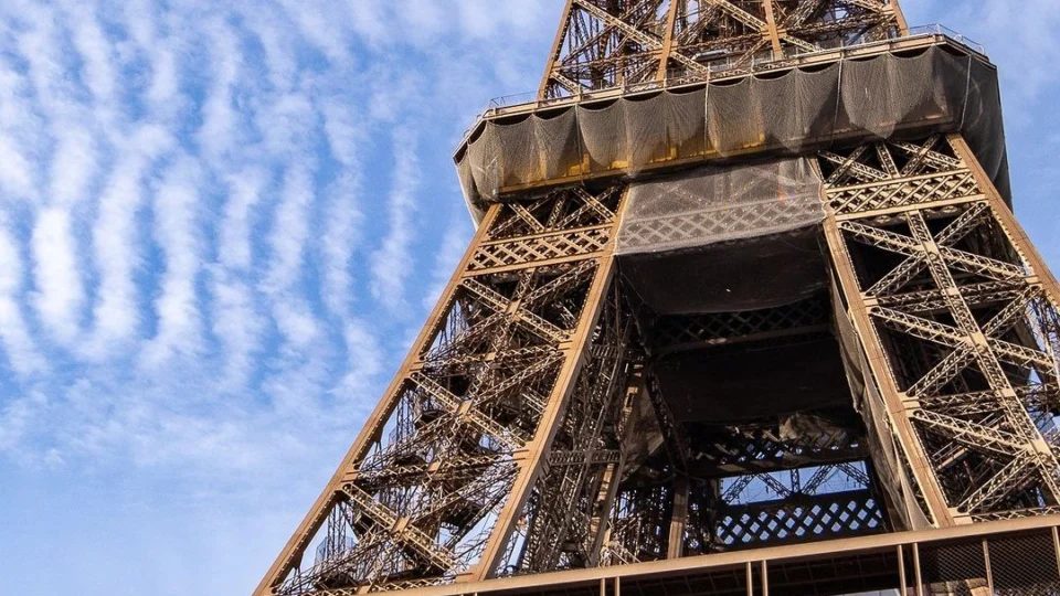 Torre Eiffel: ponto turístico é fechado após ameaça de bomba, diz polícia