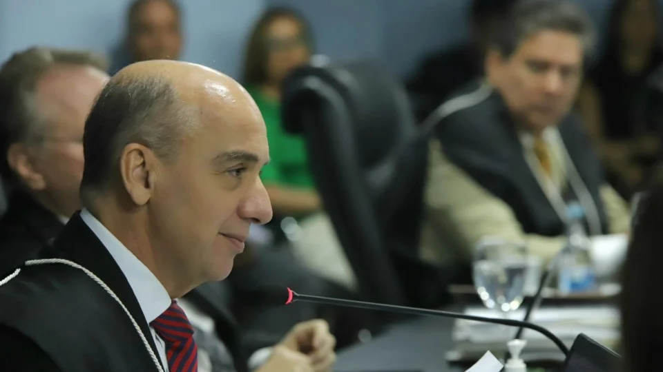 TCE-AM prorroga por mais dois anos validade de concurso público