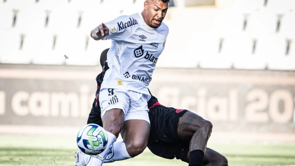 Santos empata com Athletico-PR em 1 a 1 e fica perto da zona de queda
