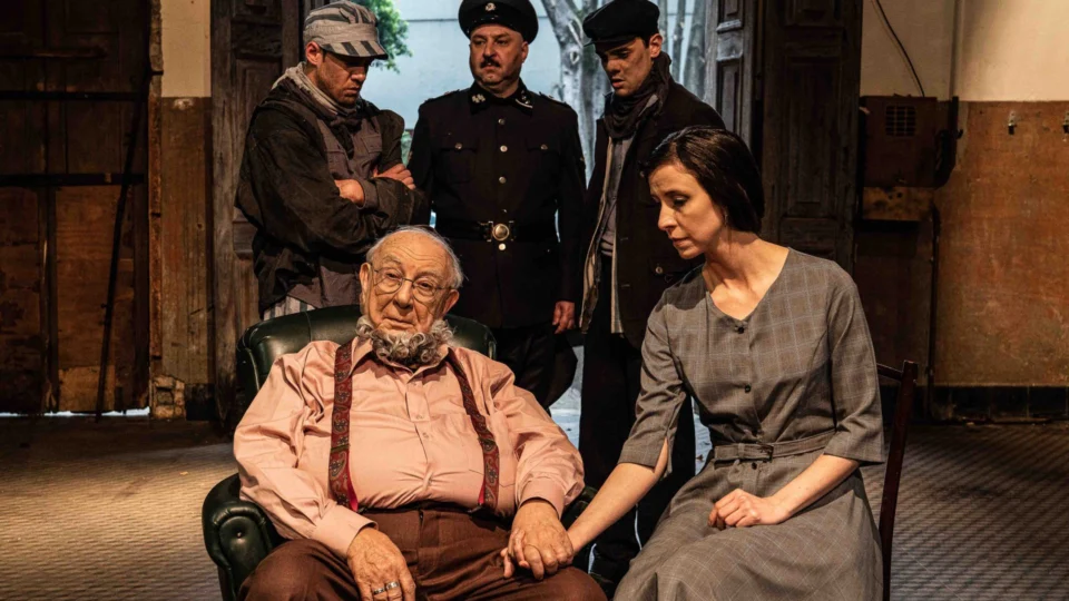 Duda Mamberti assume papel do pai, Sérgio Mamberti, na obra ‘O Ovo de Ouro’