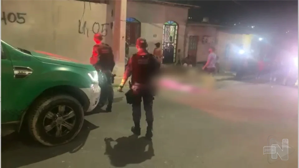 VÍDEO: suspeitos em veículo executam homem em frente de casa em Manaus