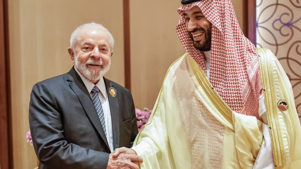 Lula se encontra com príncipe da Arábia Saudita que deu joias a Bolsonaro