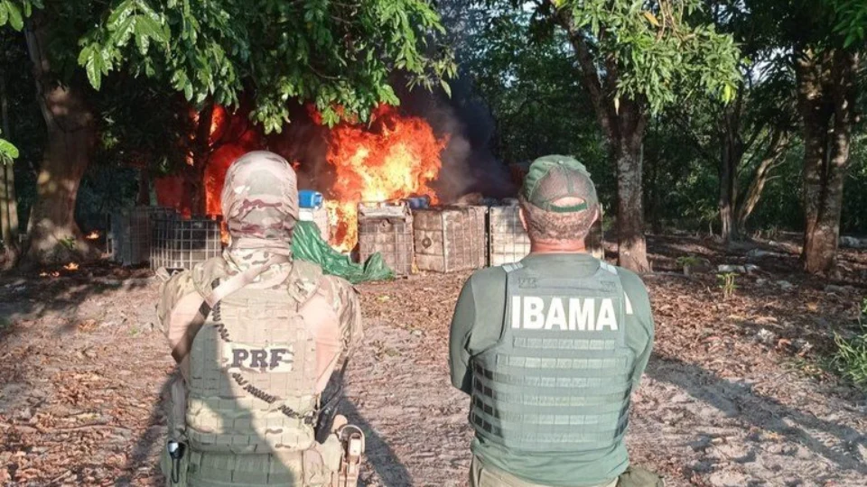 PRF e Ibama queimam maquinário de garimpo ilegal em terras indígenas de RR