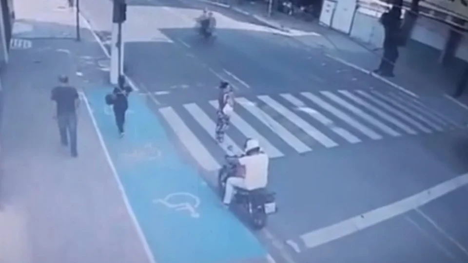 VÍDEO: mãe e filha de 4 meses são atropeladas no Centro de Rio Branco