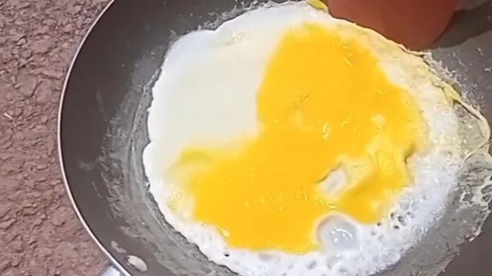 Vídeo: adolescente frita ovo com calor do sol em Araguaína, no TO