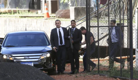 Mauro Cid deixa prisão no Batalhão do Exército; veja imagens