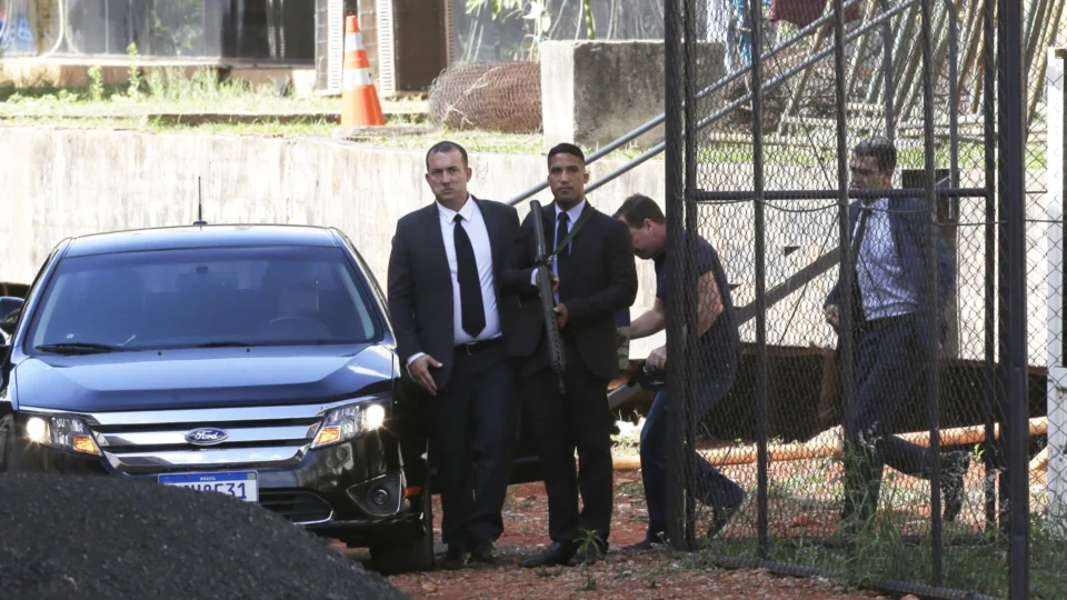 Mauro Cid deixa prisão no Batalhão do Exército; veja imagens