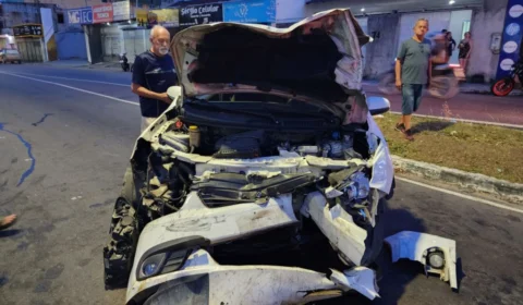 Vídeo: dupla rouba carro e causa acidente na av. Noel Nutels em Manaus