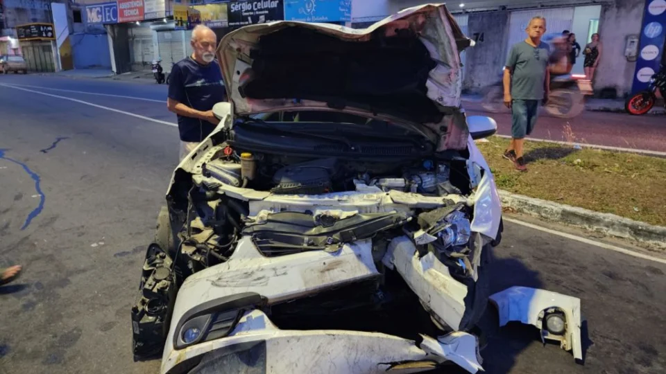 Vídeo: dupla rouba carro e causa acidente na av. Noel Nutels em Manaus