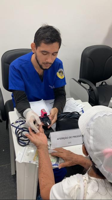 Aferição de pressão com a UEA cidadã- Foto: Andrezza Souza/ GNC