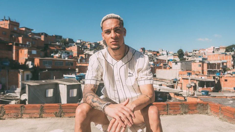 Antony é afastado do Manchester United para responder acusações de agressão