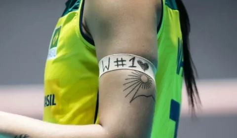 Seleção feminina de vôlei homenageia Walewska no Pré-Olímpico