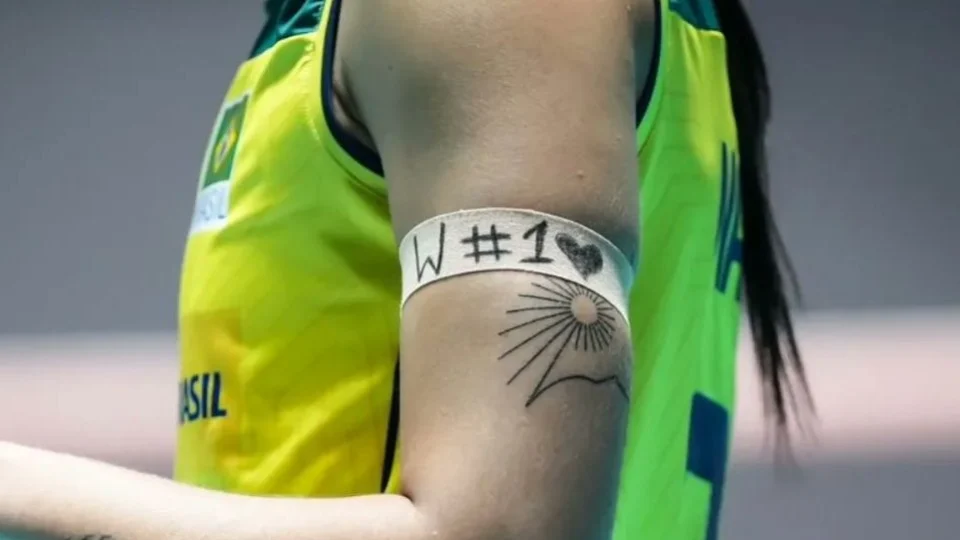 Seleção feminina de vôlei homenageia Walewska no Pré-Olímpico