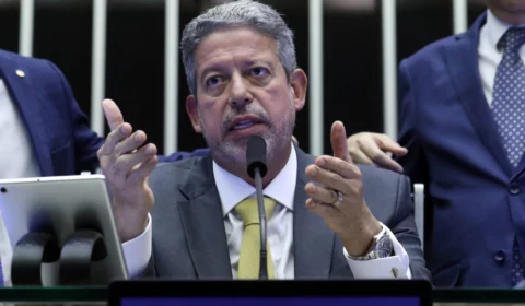 Em semana curta, Lira obriga presença de deputados para votar projetos