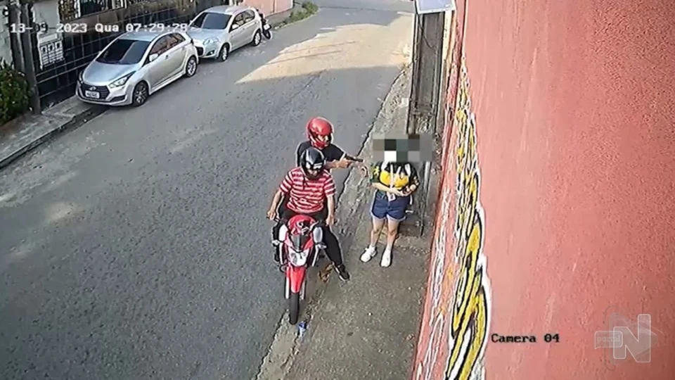 Vídeo: suspeito aponta arma para cabeça de jovem durante assalto em Manaus