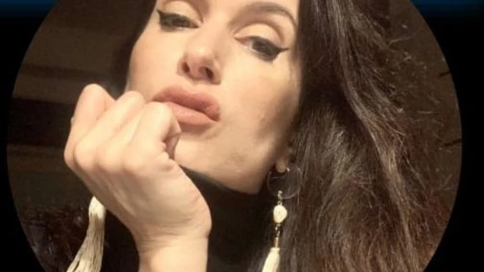 Atriz Sabine Boghici, suspeita de aplicar golpe na mãe, morre no RJ