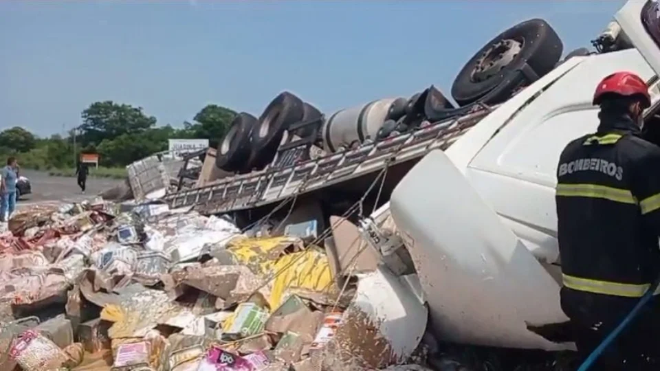 Vídeo: caminhão carregado de tintas tomba em Juarina no Tocantins