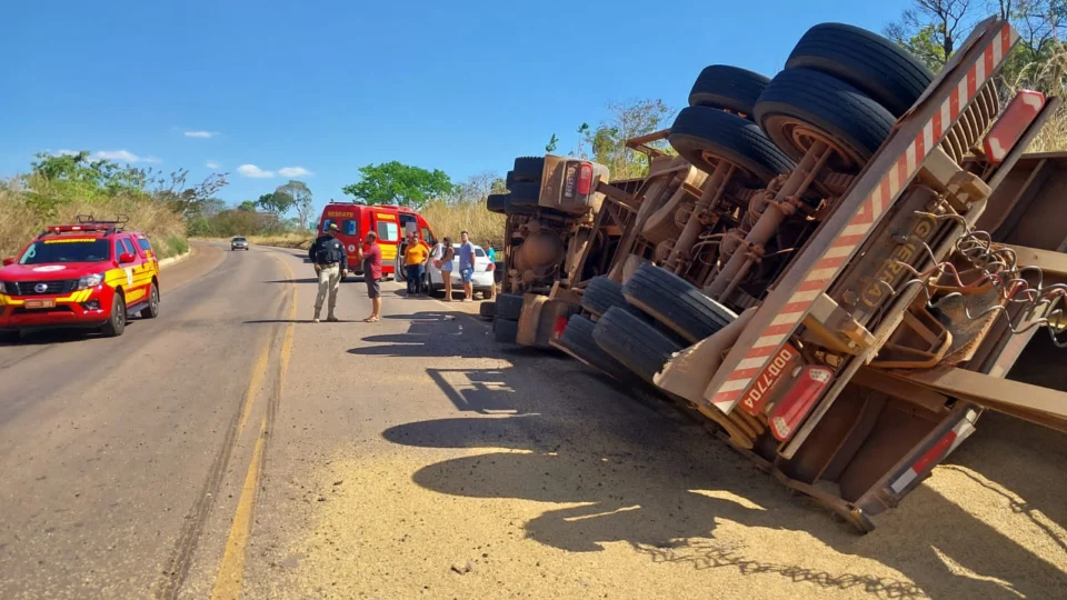 Caminhoneiro fica ferido em acidente em Paraíso do Tocantins