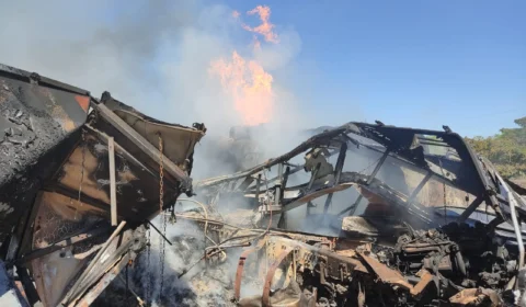 Vídeo: motorista morre após carretas se chocarem e pegarem fogo na TO-040