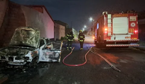 Carro desligado pega fogo em rua e dono tenta apagar chamas em Araguaína-TO