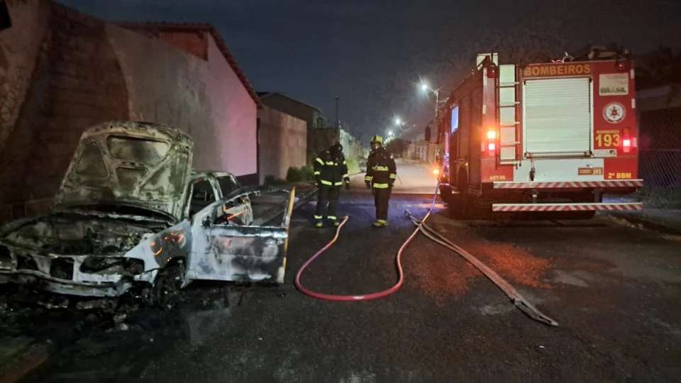 Carro desligado pega fogo em rua e dono tenta apagar chamas em Araguaína-TO