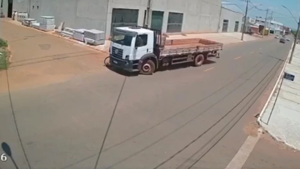 Vídeo: caminhão atropela ciclista de 16 anos em Porto Nacional-TO