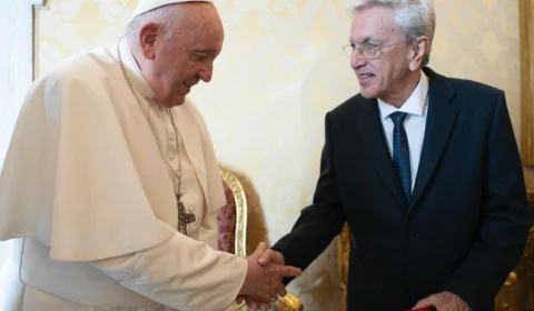 Caetano Veloso entrega carta ao papa Francisco e pede oração pelo Brasil