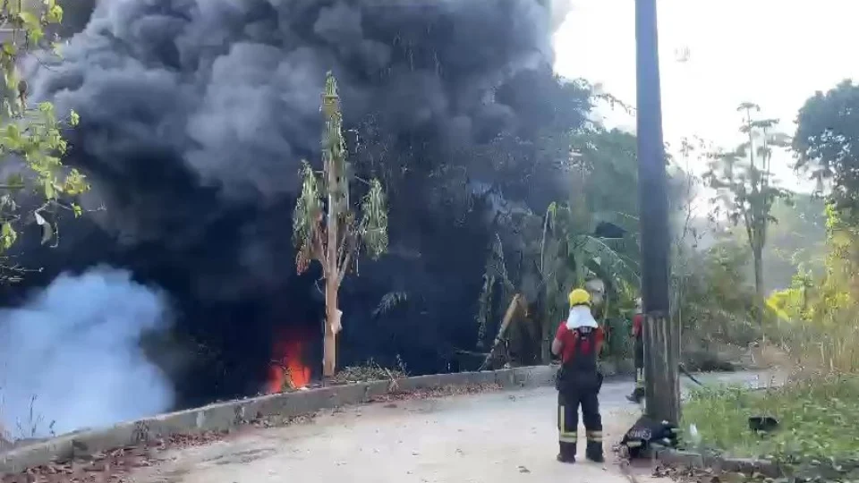 VÍDEO: incêndio atinge área de mata no Mauazinho, Zona Leste de Manaus