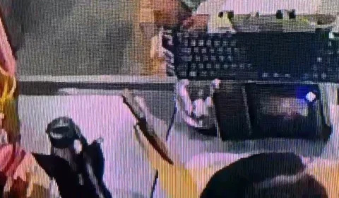 Vídeo mostra momento que homem compra faca para atacar ex-mulher em RR