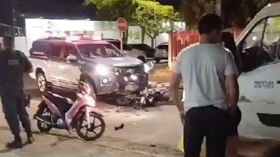 Motociclista é perseguido e colide contra viatura da PM, em RR