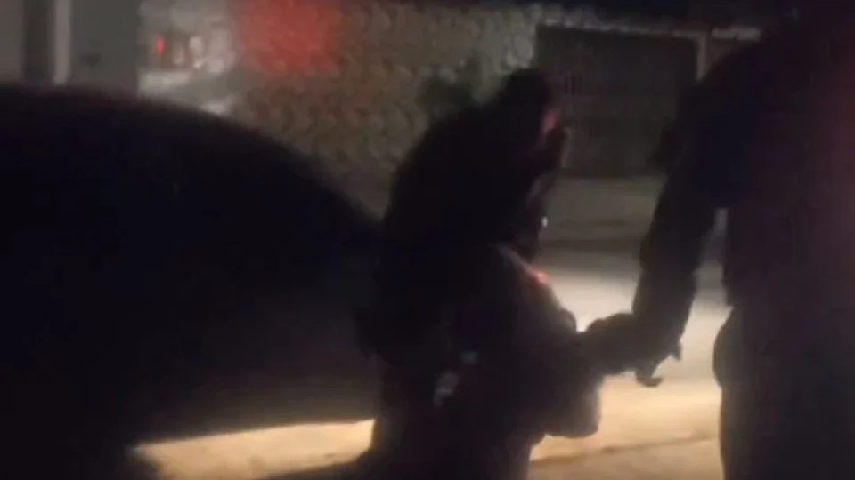 Jovem é agredido na frente de casa durante abordagem policial em RR