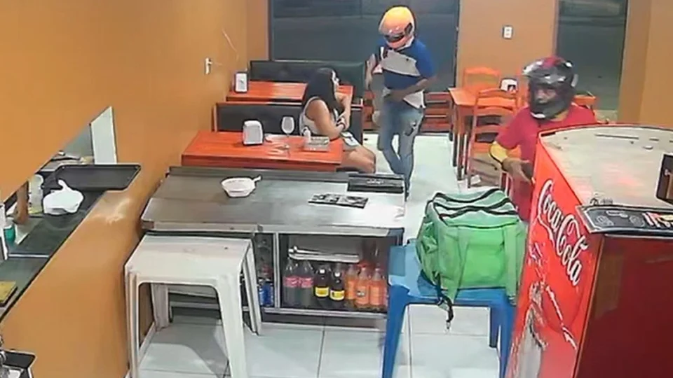 VÍDEO: homens armados assaltam pizzaria na Zona Norte de Manaus